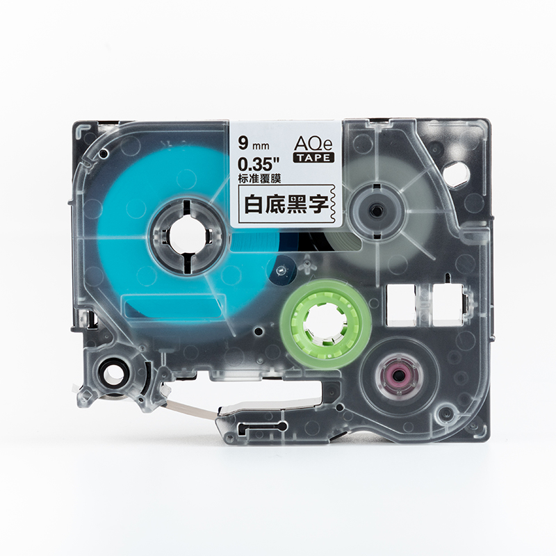 愛墨 AQe-221（9mm）不干膠標簽紙色帶 透明底黑字 _http://m.gzyiqian.cn/img/images/C201907/1564103208143.jpg